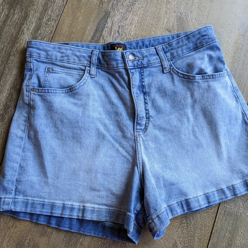 Lee Jean Shorts Light Blue Denim Distressed Wash Shorts 5 Pockets, Size 14